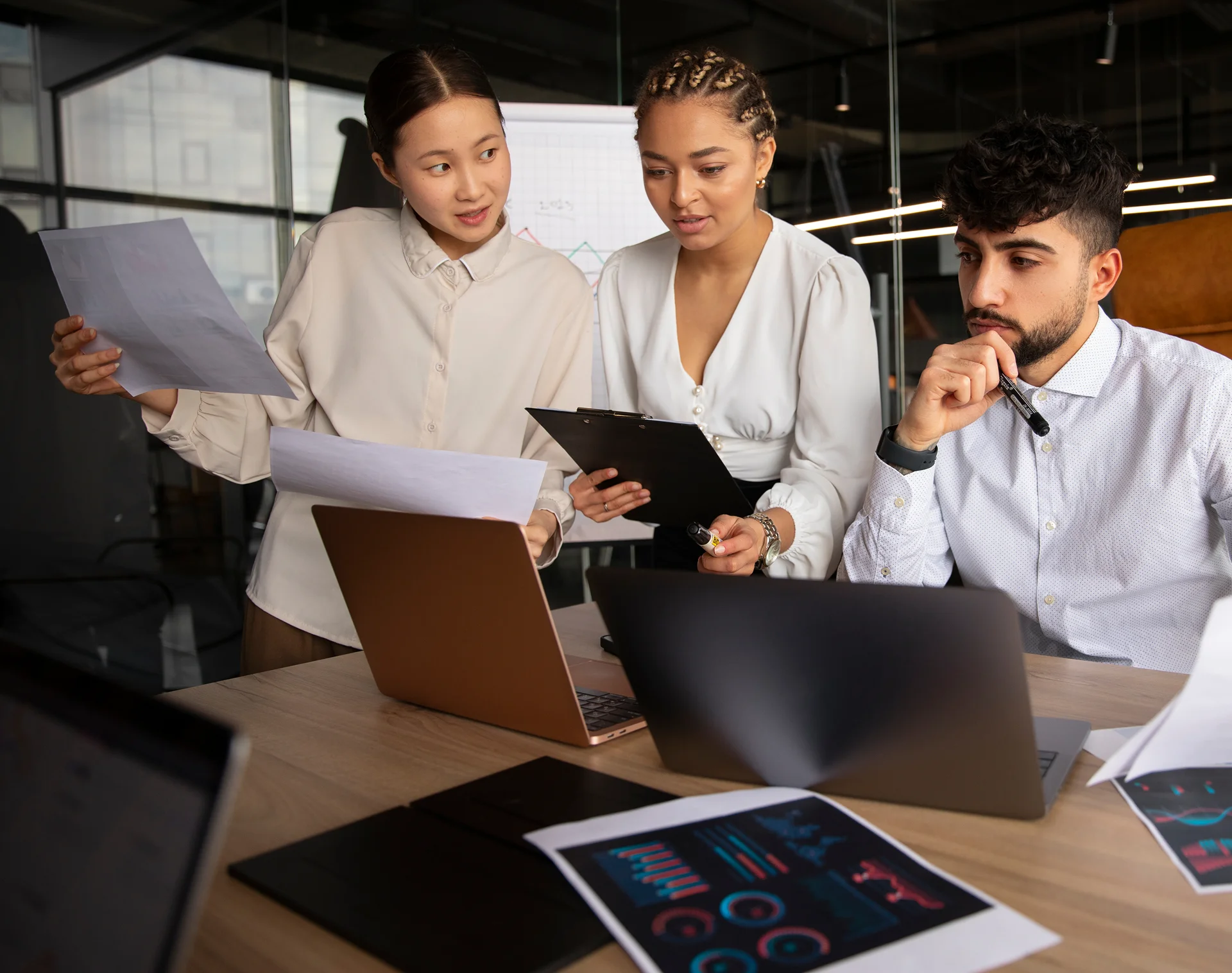 trabalhadores-de-escritorio-usando-graficos-de-financas-1